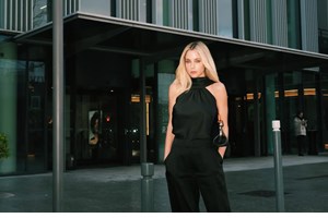 Δούκισσα Νομικού | Η sexy πασαρέλα σε γραφική πλατεία του Παρισιού