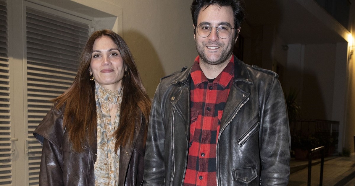 Με ριγέ μπλούζα και λευκό καπελάκι η Ολίβια Στρατή | Η οικογενειακή βόλτα με τους γονείς της, Μαίρη & Ίαν στην ακροθαλασσιά - εικόνα 5