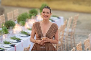 Καλεσμένη σε γάμο με τον Άγγελο της | Η Ελένη Μενεγάκη με ροζ neon φόρεμα και τη μητέρα στο πλευρό της - εικόνα 3