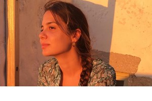 "Saturday night fever" | Η Αλεξάνδρα Κωστοπούλου παίζει το αγαπημένο επιτραπέζιο των μαθητικών μας χρόνων