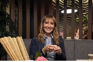 Μάρα Ζαχαρέα | Μάς δείχνει το πανέμορφο δέντρο που φώτισε το σαλόνι της - εικόνα 3