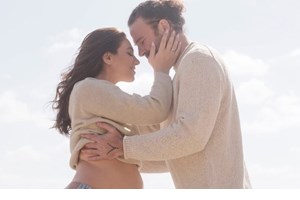 Με τον 2,5 μηνών γιο τους στην αγκαλιά τους | Η οικογενειακή φωτογραφία της Ευρυδίκης Βαλαβάνη και του Γρηγόρη Μόργκαν στο σπήλαιο που παντρεύτηκαν