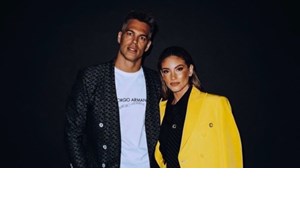 Στους καταρράκτες Ιγκουασού η Αθηνά Οικονομάκου | Ποζάρει με κόκκινο ολόσωμο μαγιό στο ηλιοβασίλεμα - εικόνα 3