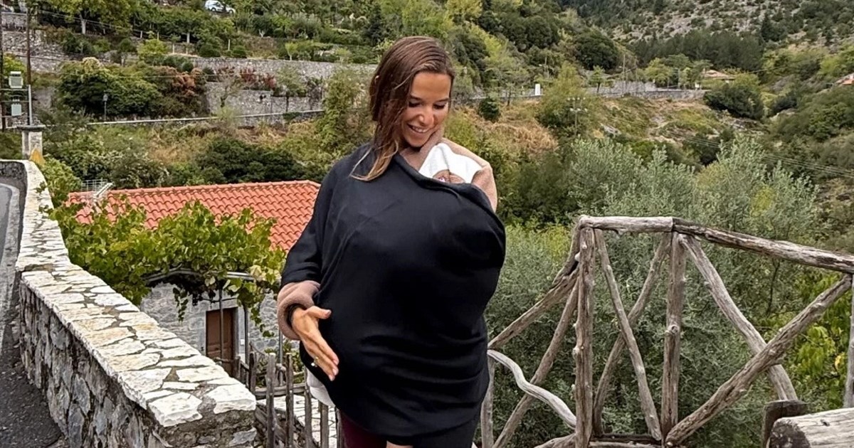 Η εγκυμονούσα Εριέττα Κούρκουλου Λάτση ποζάρει αγκαλιά με τον Νικόλα της