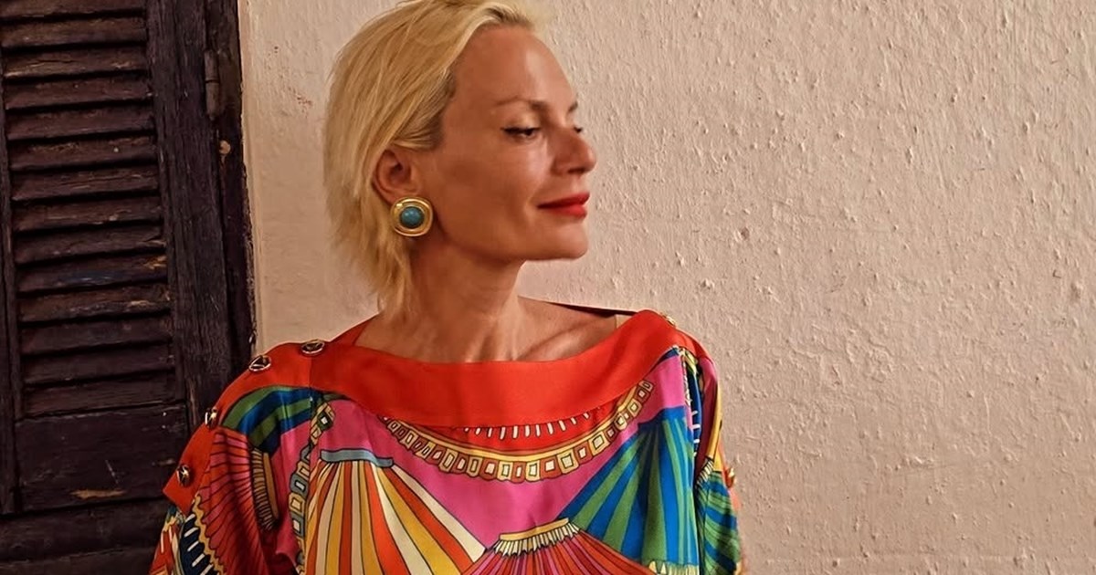 Η Έλενα Χριστοπούλου σου δείχνει πως να φορέσεις το φλοράλ πουκάμισο από το brand της Βάσιας Κωσταρά