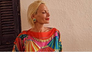 Η Έλενα Χριστοπούλου σου δείχνει πως να φορέσεις το φλοράλ πουκάμισο από το brand της Βάσιας Κωσταρά