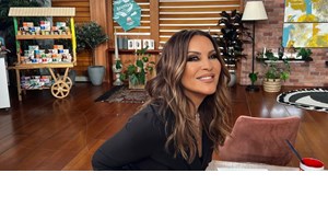 Η Σταματίνα Τσιμτσιλή σε μία total μπορντό εμφάνιση | Το look από την Pink Woman - εικόνα 2