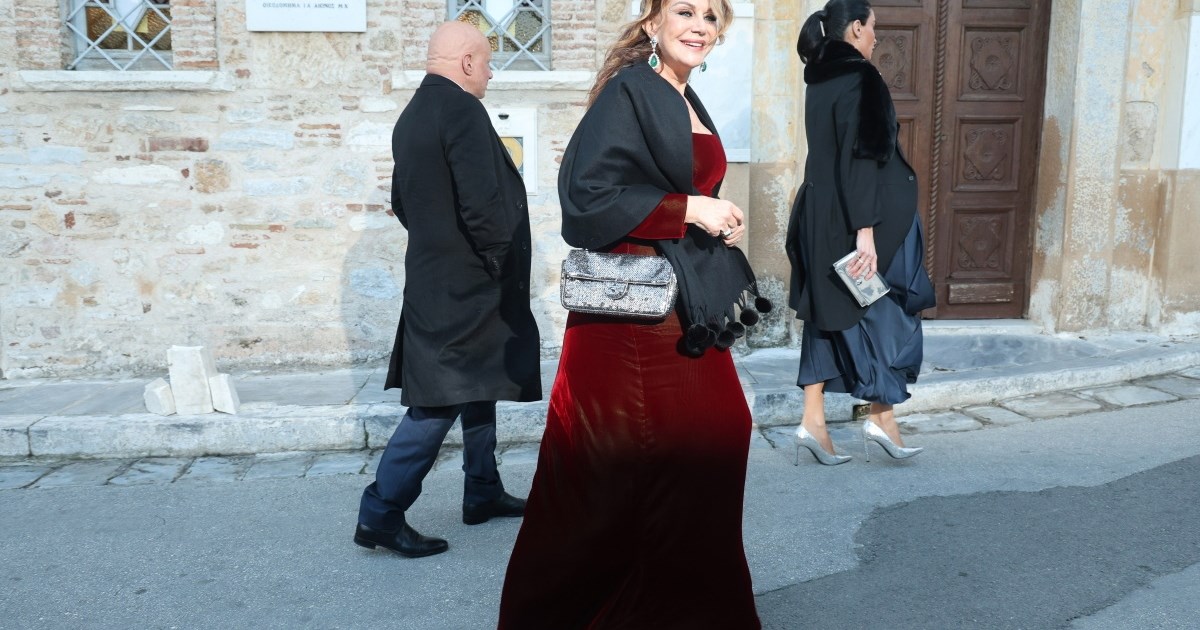 Η Αγάπη Πολίτη σε νέα εμφάνιση | Το αυστηρό office look της μητέρας της Χρυσής Βαρδινογιάννη