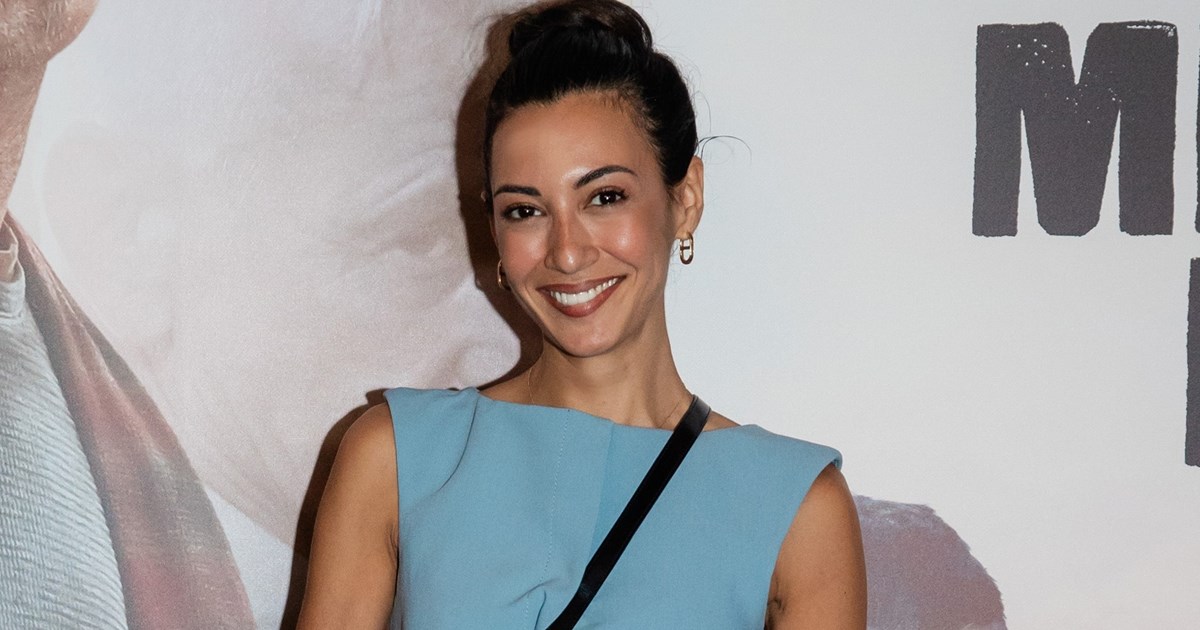 Ελένη Μενεγάκη | Το φούξια σακάκι της είναι το ιδανικό fashion piece για να "σπάσει" τα φθινοπωρινά looks