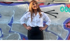 Η Τζένη Μελιτά με τη φούστα από την Pink Woman που δεν θα αποχωριστούμε το φθινόπωρο