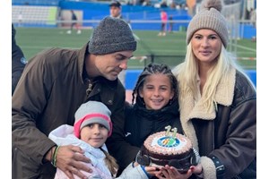 Μαλένα Χανταμπάκη | Με τον μπαμπά της και τη σάκα της στην πλάτη στην πρώτη της μέρα στο σχολείο στην Ισπανία - εικόνα 4