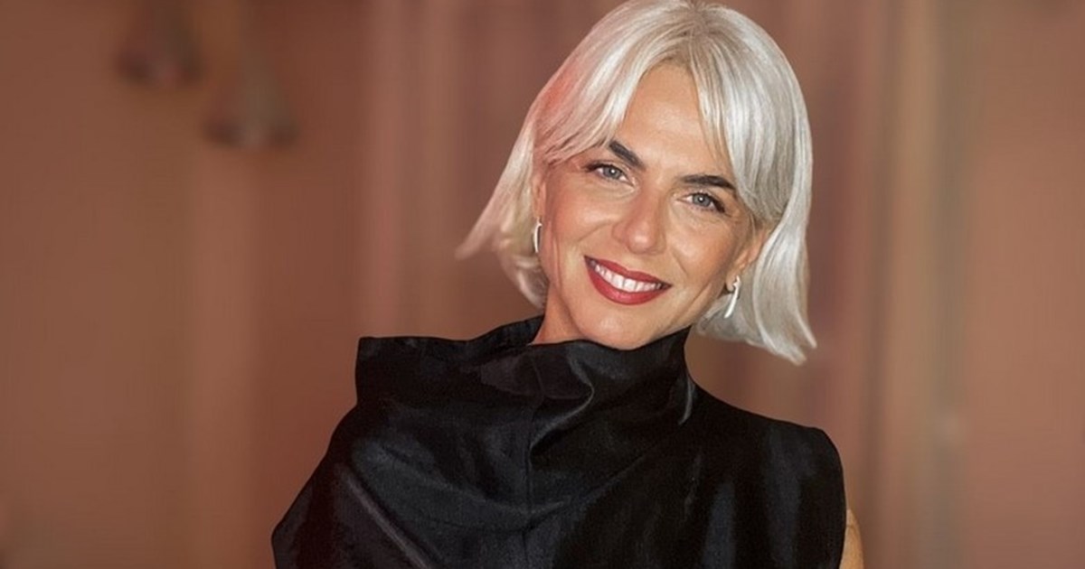 Η Χριστίνα Κοντοβά στόλισε το δέντρο με την κόρη της | Το ευρύχωρο σαλόνι της σε γιορτινό mood