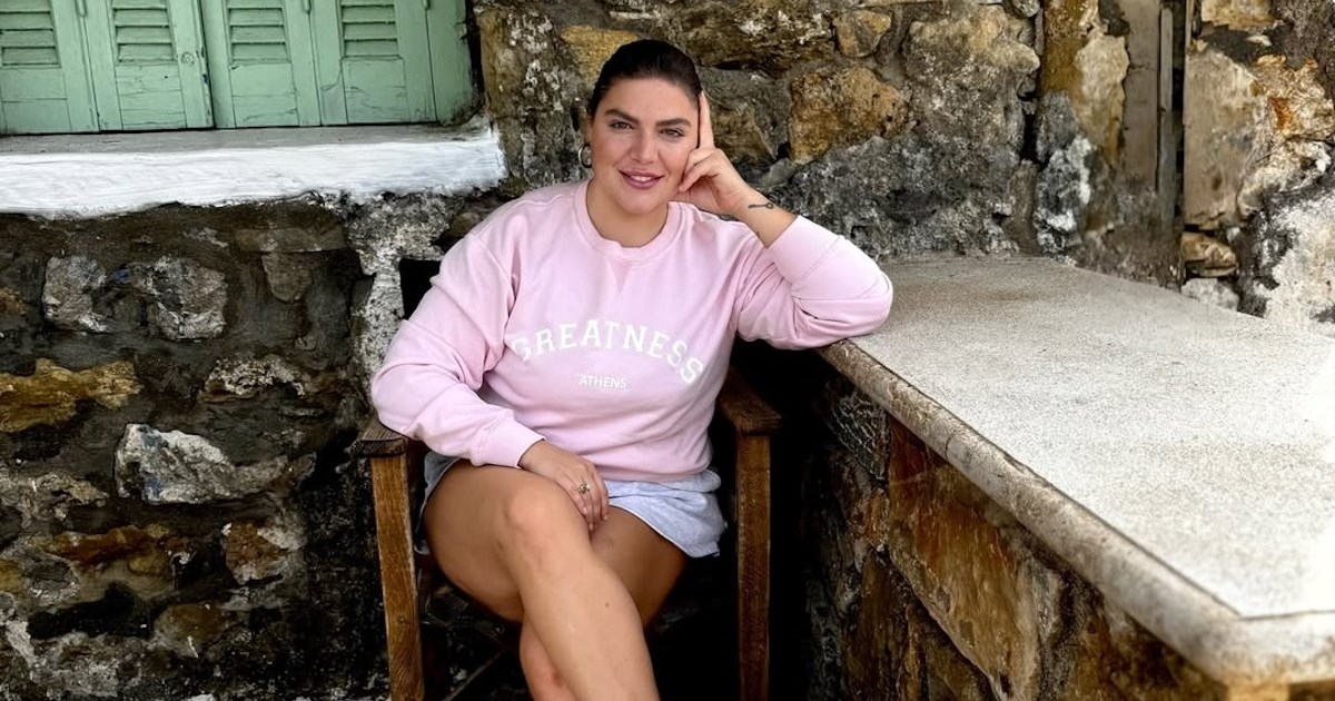 Σε δεντρόσπιτο στην Αμαλιάδα η Δανάη Μπάρκα | Η toppless πόζα από τη μπανιέρα της