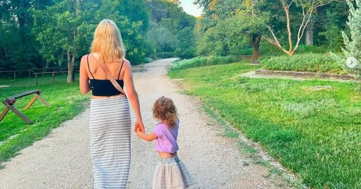 Νάντια Μπουλέ | Φωτογραφίζει την 4χρονη κόρη της με φόντο το πανέμορφα στολισμένο δέντρο τους - εικόνα 3