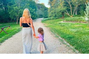 Η Νάντια Μπουλέ φωτογραφίζει την κόρη της στον υπέροχο καταπράσινο κήπο του σπιτιού τους