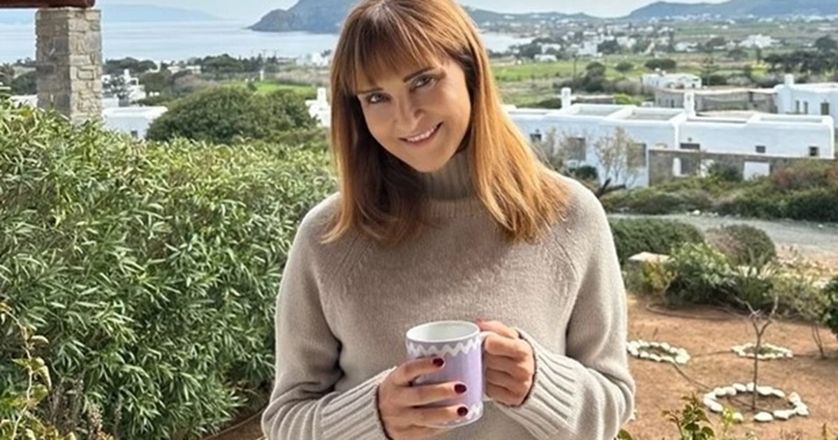 Η Τζένη Μελιτά έβαψε τα νύχια της στο χρώμα-τάση του φετινού φθινοπώρου