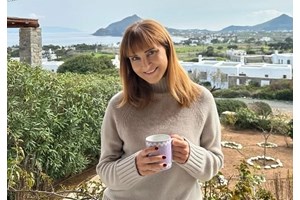 Η Τζένη Μελιτά έβαψε τα νύχια της στο χρώμα-τάση του φετινού φθινοπώρου