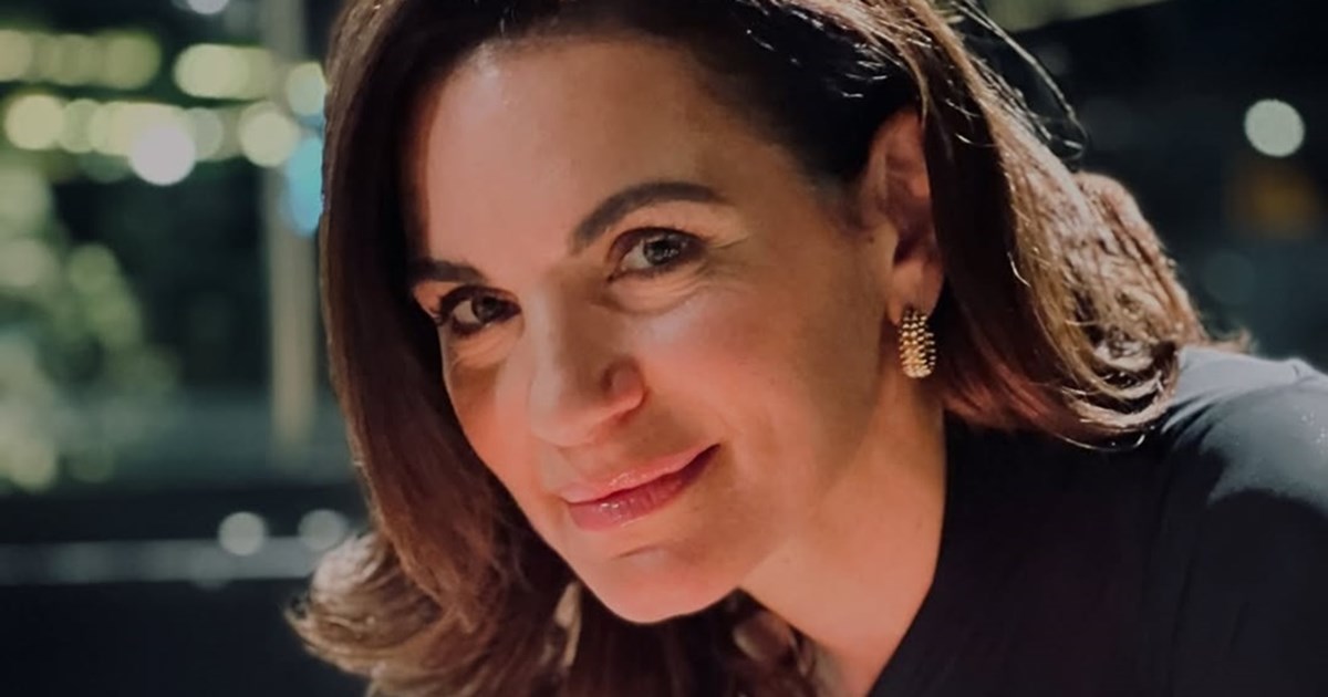 Βραδινή έξοδος για την Αγάπη Πολίτη | Με floral φόρεμα και ψηλοτάκουνα μποτάκια