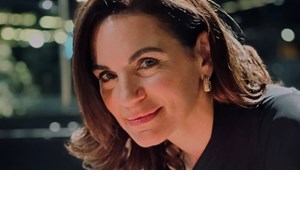 Βραδινή έξοδος για την Αγάπη Πολίτη | Με floral φόρεμα και ψηλοτάκουνα μποτάκια