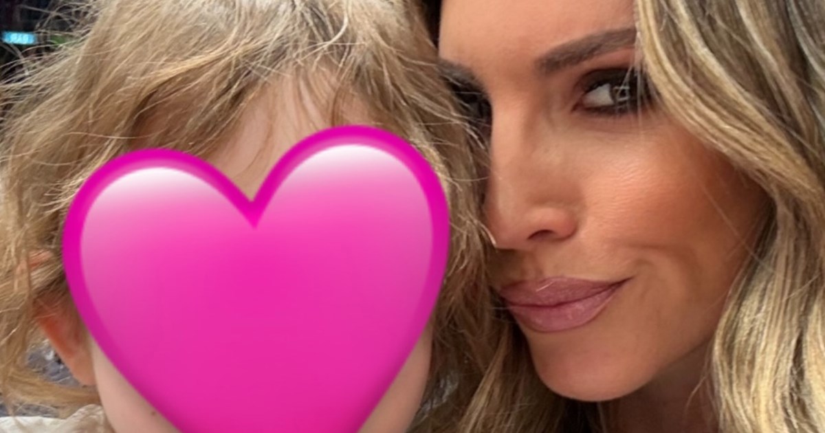 Στο γιορτινό σαλόνι της Αθηνάς Οικονομάκου | Η Σιέννα Μιχοπούλου στολίζει το χριστουγεννιάτικο δέντρο