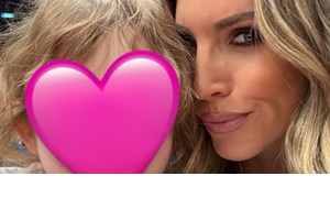 Στο γιορτινό σαλόνι της Αθηνάς Οικονομάκου | Η Σιέννα Μιχοπούλου στολίζει το χριστουγεννιάτικο δέντρο