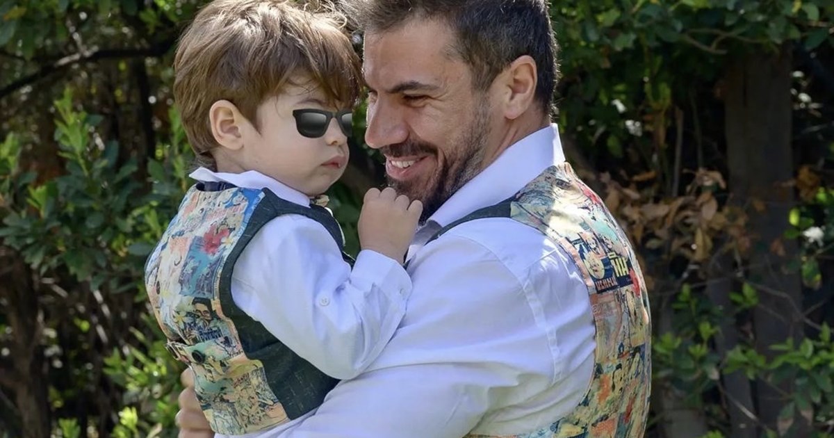 Ο Αχιλλέας και η Ακυλίνα Πετρετζίκη είναι τα πιο αγαπημένα αδέρφια | Χέρι - χέρι στη βόλτα με τον μπαμπά τους - εικόνα 3