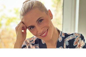 Τα ξανθά μπουκλάκια που ζηλέψαμε | Η κόρη της Νάντιας Μπουλέ απολαμβάνει το παγωτό της στην παραλία