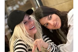 "Double trouble" για την Άννα Βίσση | Οι βόλτες με τα εγγόνια της στους δρόμους της Νέας Υόρκης