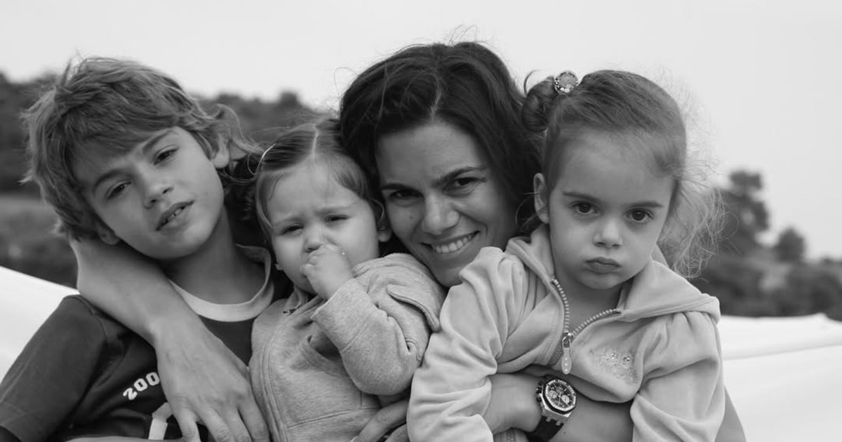 Η Νταίζη Νίκα ποζάρει σε πολυτελές σαλόνι λίγο πριν τον πολυαναμενόμενο γάμο της αδερφής της με τον Κωνσταντίνο Αργυρό - εικόνα 2