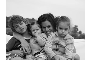 Η Νταίζη Νίκα ποζάρει σε πολυτελές σαλόνι λίγο πριν τον πολυαναμενόμενο γάμο της αδερφής της με τον Κωνσταντίνο Αργυρό - εικόνα 2