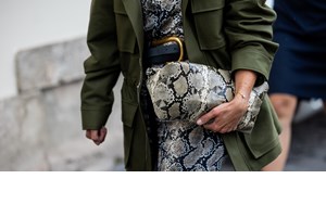 Fab Five | 5 stylish looks που μπορείς να δημιουργήσεις με μια δερμάτινη midi φούστα αυτή τη σεζόν - εικόνα 3