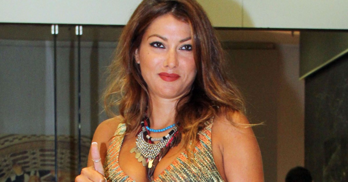 Κλέλια Ρένεση | Στην πρεμιέρα του "Porto Leone" με μαύρο εφαρμοστό φόρεμα και ιδιαίτερα γεωμετρικά σκουλαρίκια