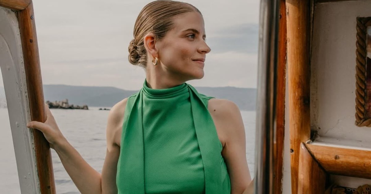 Η κόρη της Δανάης Μιχαλάκη έχει τα ομορφότερα μπουκλάκια | Το γλυκό στιγμιότυπο με τη μαμά της στον καναπέ του σπιτιού τους