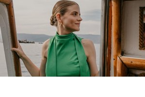 Η κόρη της Δανάης Μιχαλάκη έχει τα ομορφότερα μπουκλάκια | Το γλυκό στιγμιότυπο με τη μαμά της στον καναπέ του σπιτιού τους