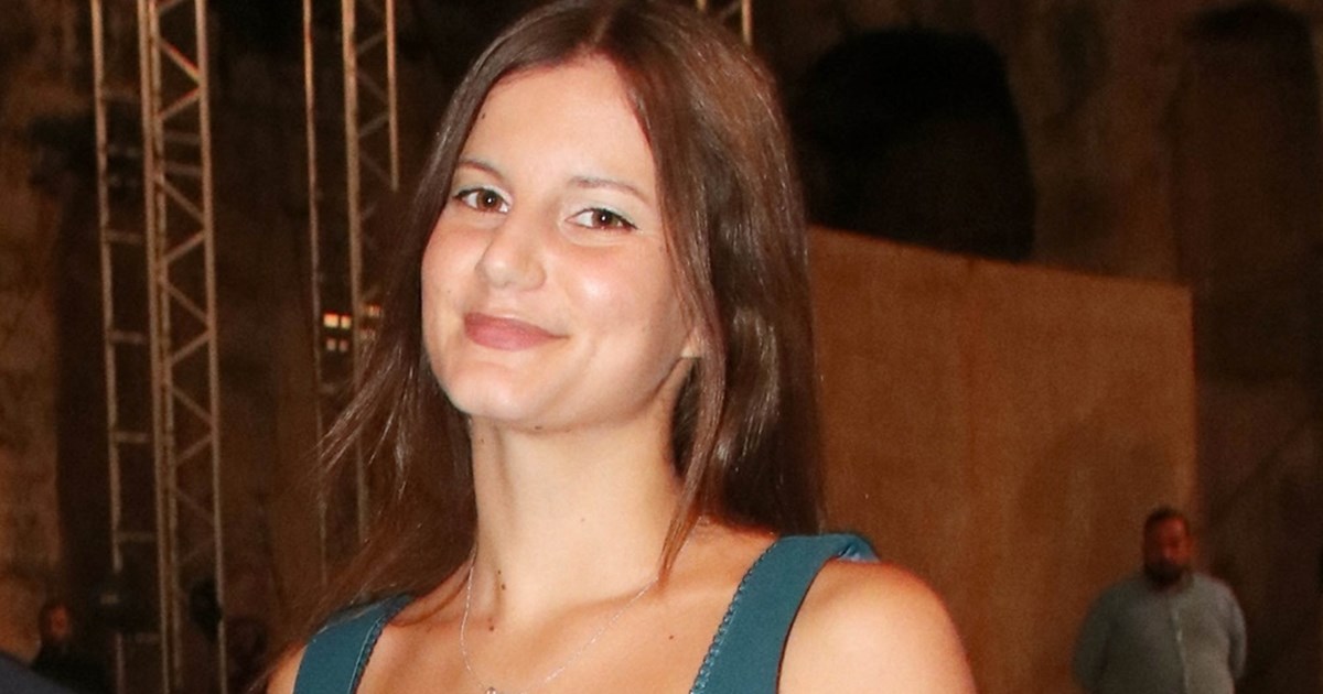 Η Αλίκη Καραμανλή στο πλευρό της μητέρας της, Νατάσας Παζαΐτη | Με κοτλέ πράσινο παντελόνι