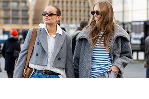 Το κοντό μπουφάν από τη Stradivarius που θα σε κρατήσει ζεστή στα πρωτοβρόχια