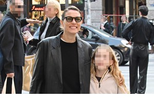 Βίκυ Καγιά | Απολαμβάνει το αγαπημένο της junk food στο κέντρο της Αθήνας - εικόνα 3