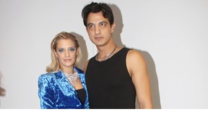 Περήφανη μητέρα η Τζένη Θεωνά | Απαθανατίζει τον Αρίωνα Αναστασιάδη να πηγαίνει βόλτα τον αδερφό του