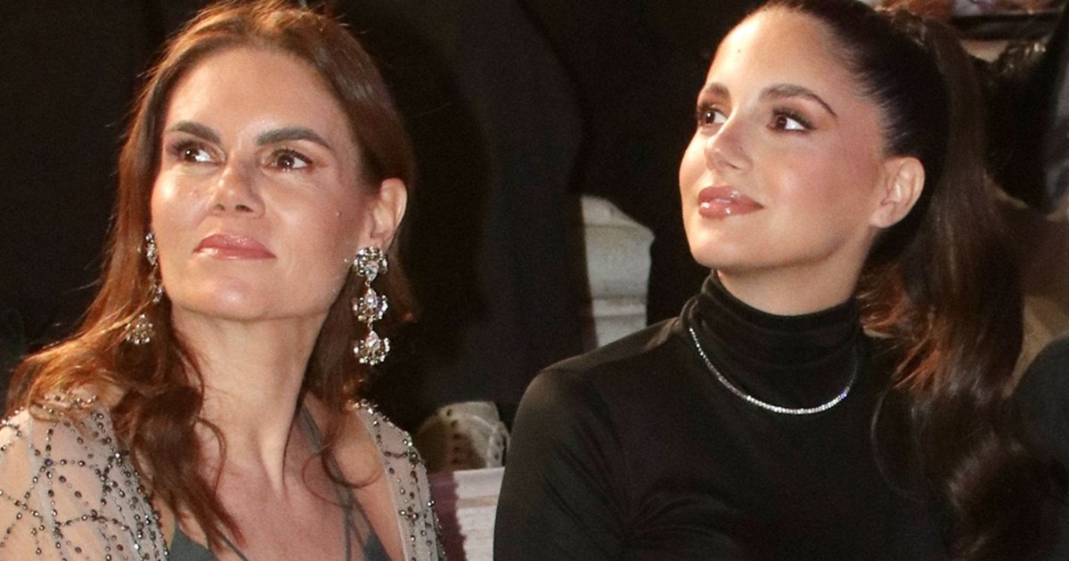 Βόλτες στα στενά με υπέροχο φόρεμα με κρόσια | Η Μιράντα Πατέρα στη Μύκονο για τη βάφτιση του εγγονού της - εικόνα 7