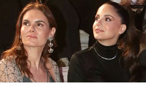 Βόλτες στα στενά με υπέροχο φόρεμα με κρόσια | Η Μιράντα Πατέρα στη Μύκονο για τη βάφτιση του εγγονού της - εικόνα 7