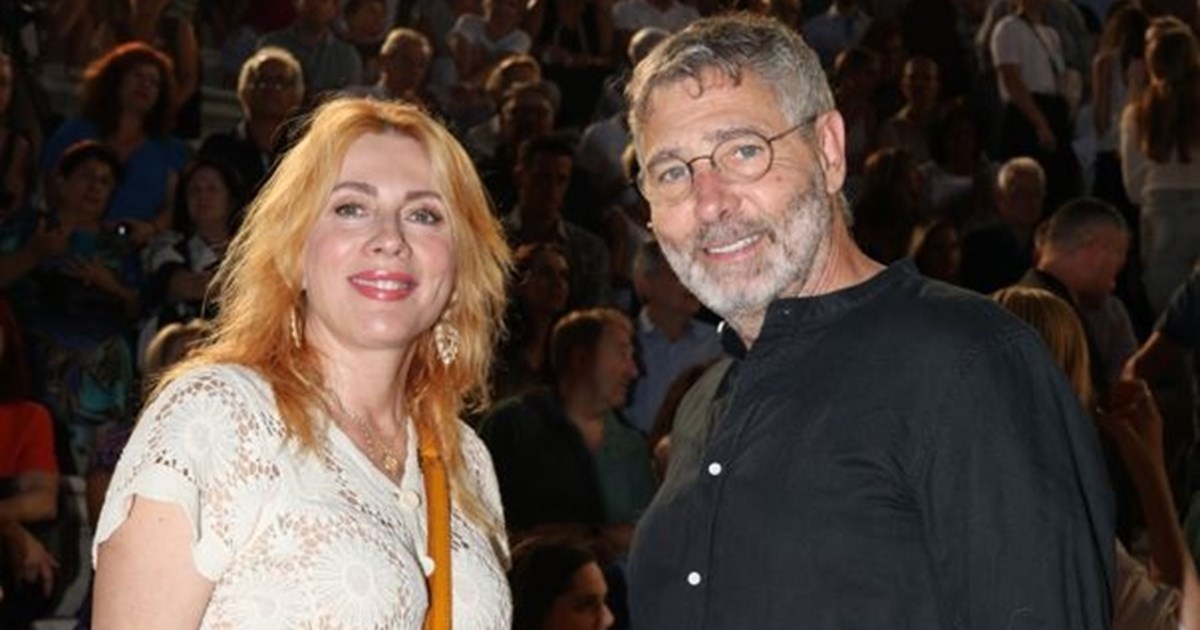 Η Σμαράγδα Καρύδη στο εντυπωσιακό σαλόνι της | Τα χρυσά φωτιστικά & ο πίνακας με την παράδοση