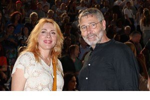 Η Σμαράγδα Καρύδη στο εντυπωσιακό σαλόνι της | Τα χρυσά φωτιστικά & ο πίνακας με την παράδοση