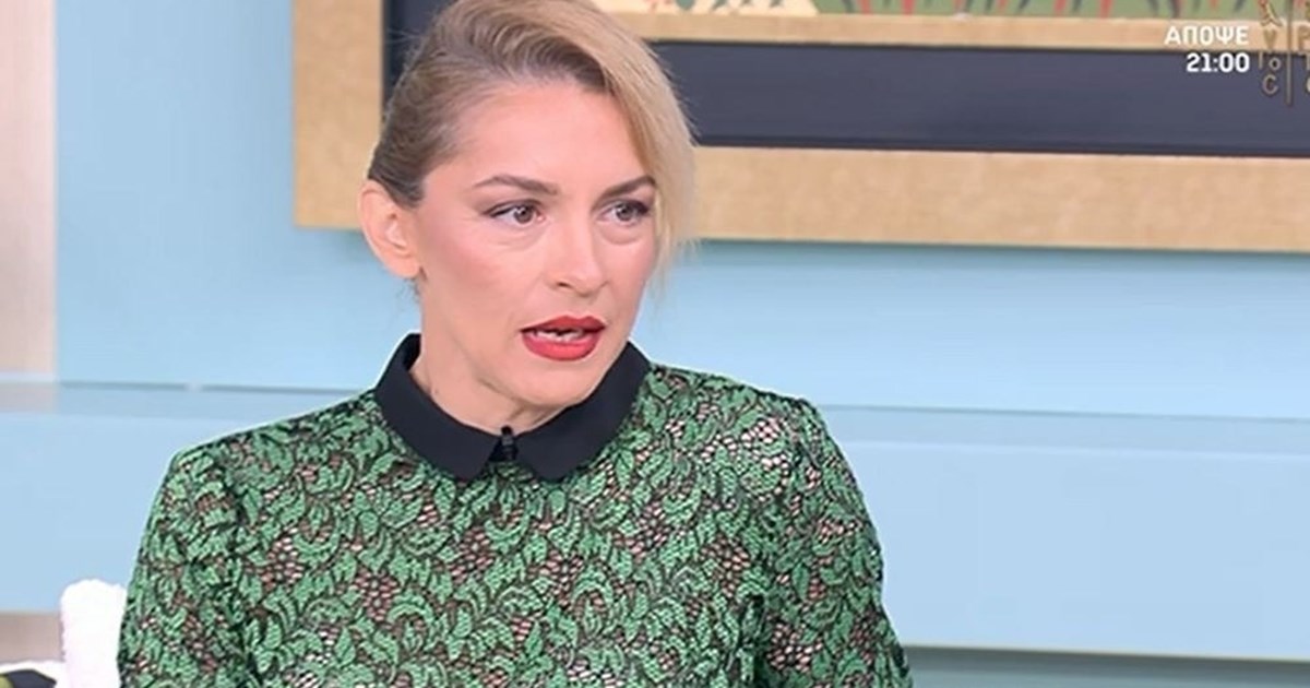 Στην κουζίνα η Γιούλικα Σκαφιδά | Έπλασε χριστουγεννιάτικα μπισκότα παρέα με τον γιο της - εικόνα 3