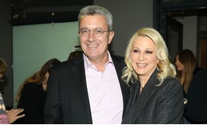 Ο Νίκος Χατζηνικολάου φωτογραφίζει την κόρη του να κάνει ιππασία μαζί με τη μαμά της - εικόνα 3