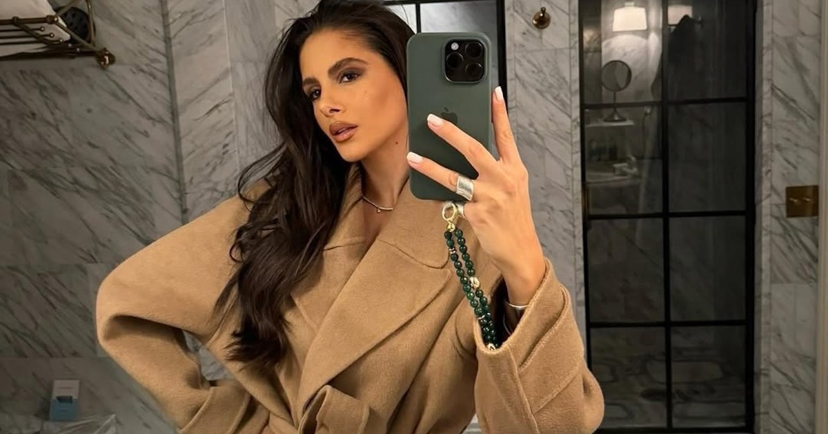 Αλεξάνδρα Νίκα | Βόλτα με τον γιο της στην παραλία - To casual outfit με την πιο stylish ζακέτα