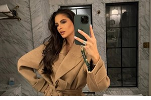 Αλεξάνδρα Νίκα | Βόλτα με τον γιο της στην παραλία - To casual outfit με την πιο stylish ζακέτα