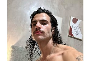 Biased Beast | Ο performer που αποθεώθηκε ως Freddie Mercury στο YFSF αγκαλιά με γνωστή τραγουδίστρια στο party γενεθλίων του