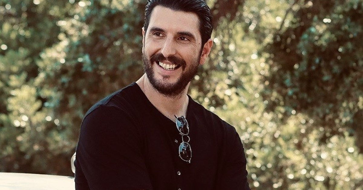 Βραδινές βόλτες στο Σούνιο για την Καλλιόπη Χάσκα | Με scarf top και λευκή παντελόνα πλάι στο κύμα