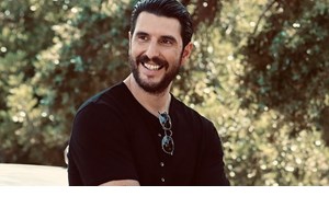 Βραδινές βόλτες στο Σούνιο για την Καλλιόπη Χάσκα | Με scarf top και λευκή παντελόνα πλάι στο κύμα