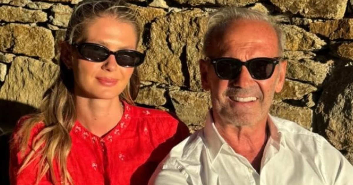 Η Αμαλία Κωστοπούλου ποζάρει με στιλ με τον σύζυγό της και τον μπαμπά της Τζένης Μπαλατσινού